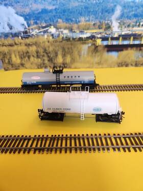920-100133 Walthers Ho Proto Jmhx Jm Huber Corp 40ft #69011 And Du Pont Freon Tank Cars