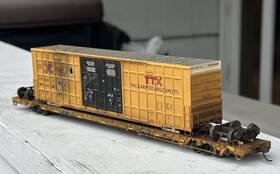 920-104203 Walthers Custom Weathered Ho Scale 89ft Ttx 110-ton Flatcar Tbox Load