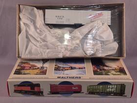 932-2484 Walthers Ho Brook Hill Farm B.h.f.x. 102 White 40ft Express Dairy Reefer Nip