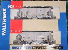 932-25371 Walthers Union Pacific 100-ton 2-bay Covered Hopper 2-pk