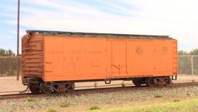 932-3301 Walthers Ho 40ft Plug Door Reefer Pacific Fruit Express