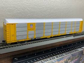 932-40131 Walthers Union Pacific Building America 89ft Bi-level Enclosed Auto Carrier Ho Scale Gold