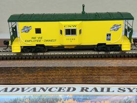 932-40460 Walthers Chicago Northwestern Inch Cnw Bay Window Caboose Ho Scale With Interior Platinum New