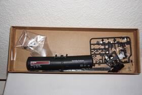 932-5209 Walthers Ho Scale 54ft Exxon Tank Car #355102