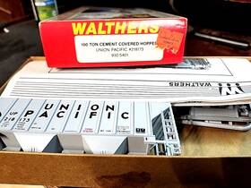932-5401 Walthers Kit Ho-1/87 Up Cement Hopper Car Road #218173 Grey 4 Layout