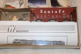 932-5406 Walthers Ho Scale 100 Ton Cement Covered Hopper Santa Fe Brown #350074