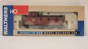 3-window Walthers 932-7504 Ho Scale 30ft Wood Caboose Offset Cupola Maine Central