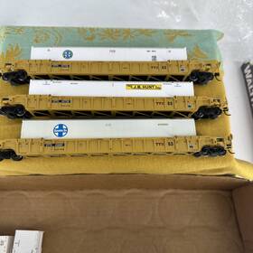 Walthers Mainline 616374227167 Ho Scale 4unit Well Car Set With 8 Containers Preown Die Cast