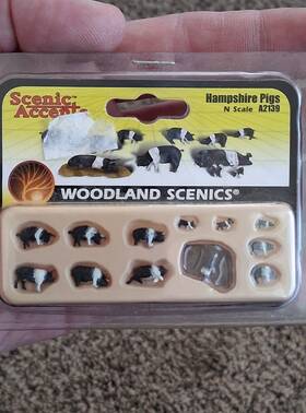 A2139 Woodland Scenics Scenic Accents Hampshire Pigs N Scale Train Set Figures