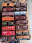 16 Ho Scale, Athearn 40 Single & Double Door Box Cars W/ Kadee Knuckle Couplers. Fixed Price $159.99.