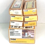 Tyco Ho Lot Of 8 Pieces Very Nice Freight Cars, Crane & Boom, Lighted Shack. Fixed Price $40.16.