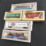 Lot 5 Bachmann Ho Scale Trains Santa Fe Caboose Georgia Pacific Logging Box Car. Fixed Price $37.43.